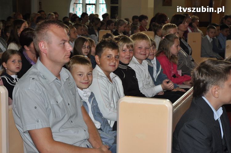 Uczniowie i nauczyciele na start