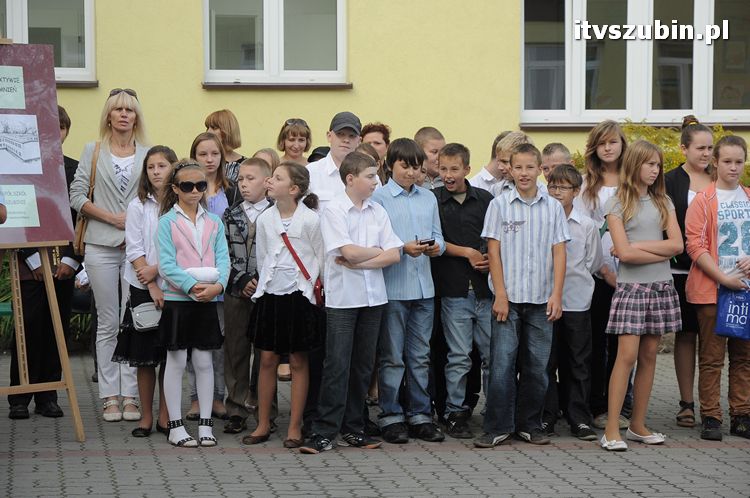Uczniowie i nauczyciele na start