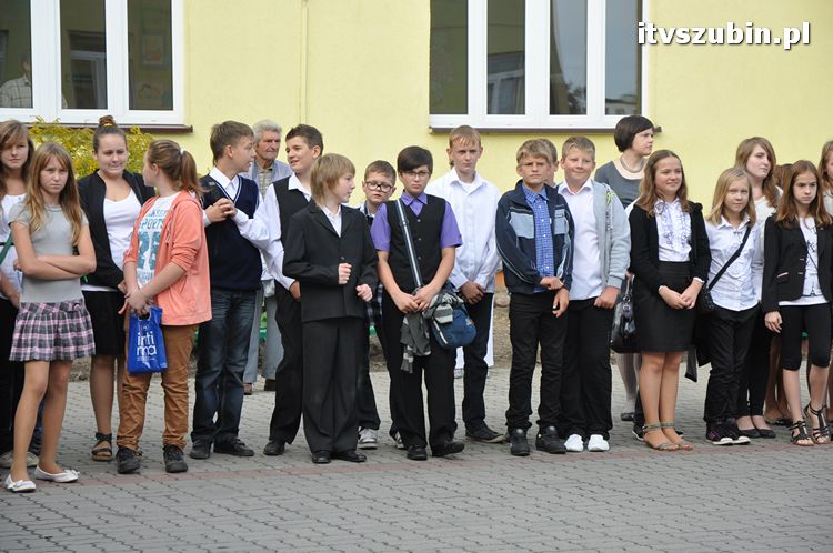 Uczniowie i nauczyciele na start