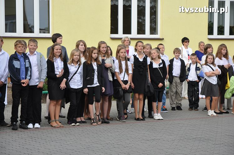 Uczniowie i nauczyciele na start