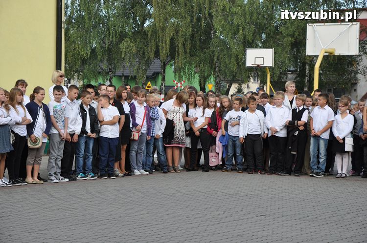 Uczniowie i nauczyciele na start