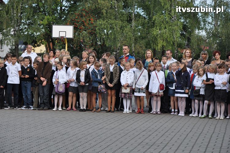 Uczniowie i nauczyciele na start