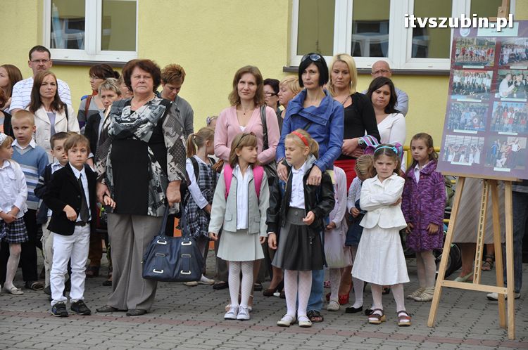 Uczniowie i nauczyciele na start