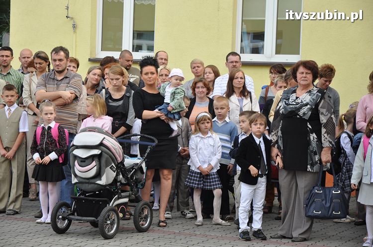 Uczniowie i nauczyciele na start