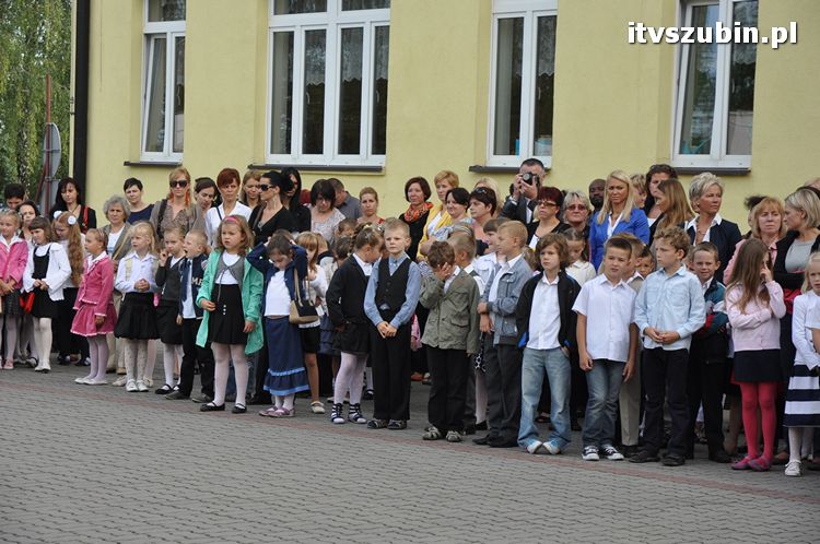 Uczniowie i nauczyciele na start