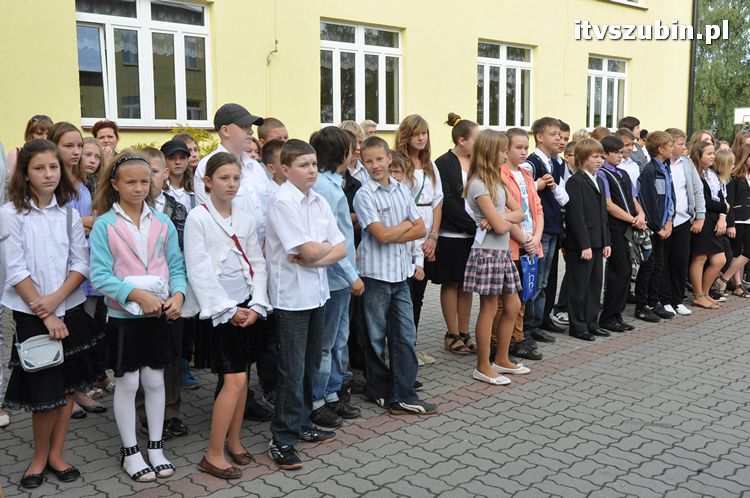 Uczniowie i nauczyciele na start