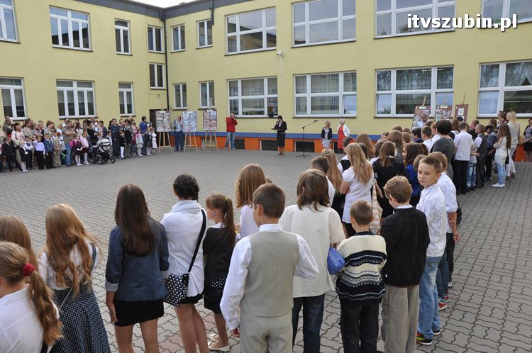 Uczniowie i nauczyciele na start