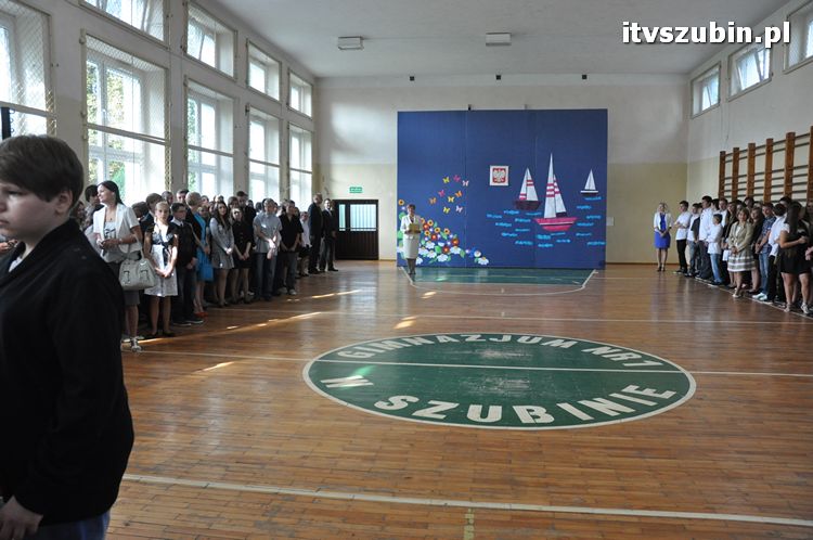 Uczniowie i nauczyciele na start