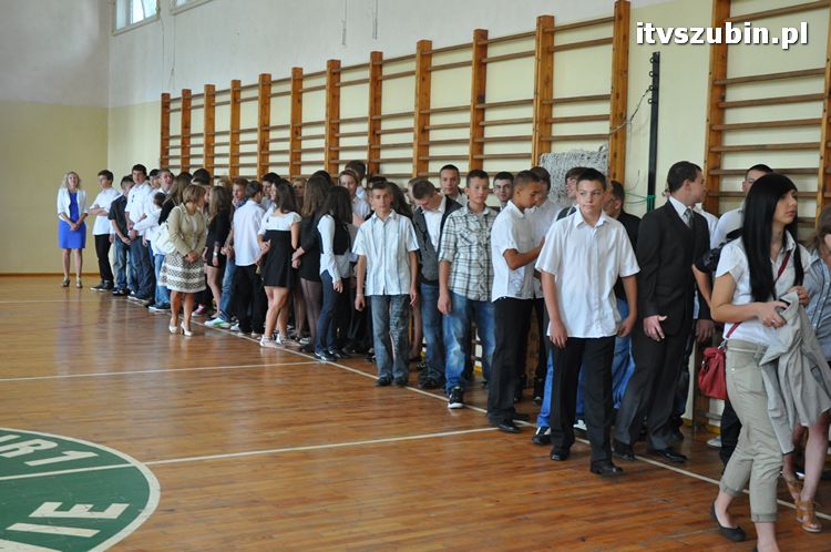 Uczniowie i nauczyciele na start