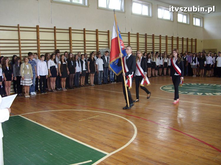 Uczniowie i nauczyciele na start