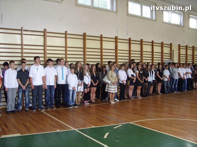 Uczniowie i nauczyciele na start
