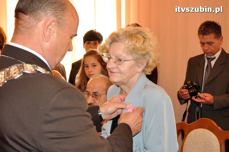 Sześć par za długoletnie pożycie małżeńskie otrzymało medal nadany przez Prezydenta RP