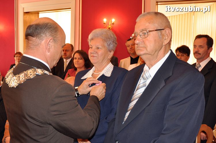 Sześć par za długoletnie pożycie małżeńskie otrzymało medal nadany przez Prezydenta RP
