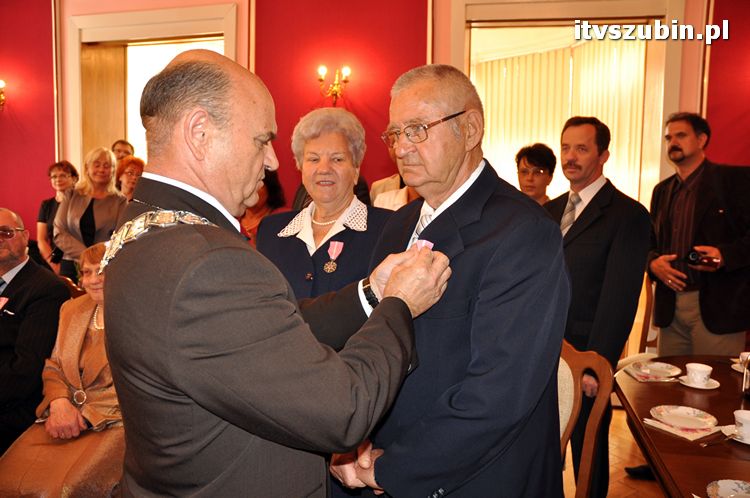 Sześć par za długoletnie pożycie małżeńskie otrzymało medal nadany przez Prezydenta RP