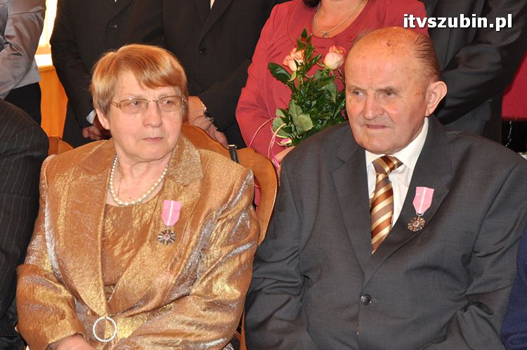 Sześć par za długoletnie pożycie małżeńskie otrzymało medal nadany przez Prezydenta RP