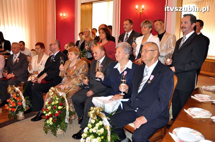 Sześć par za długoletnie pożycie małżeńskie otrzymało medal nadany przez Prezydenta RP