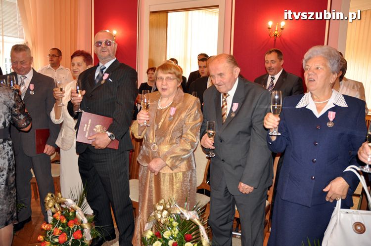 Sześć par za długoletnie pożycie małżeńskie otrzymało medal nadany przez Prezydenta RP