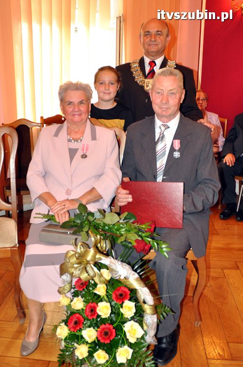 Sześć par za długoletnie pożycie małżeńskie otrzymało medal nadany przez Prezydenta RP