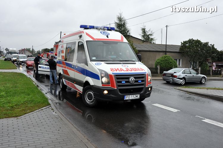 Wypadek w Wolwarku, kobieta w ciąży odwieziona do szpitala