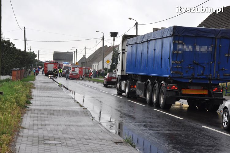 Wypadek w Wolwarku, kobieta w ciąży odwieziona do szpitala