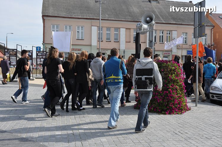 Otrzęsiny klas pierwszych w szubińskim liceum