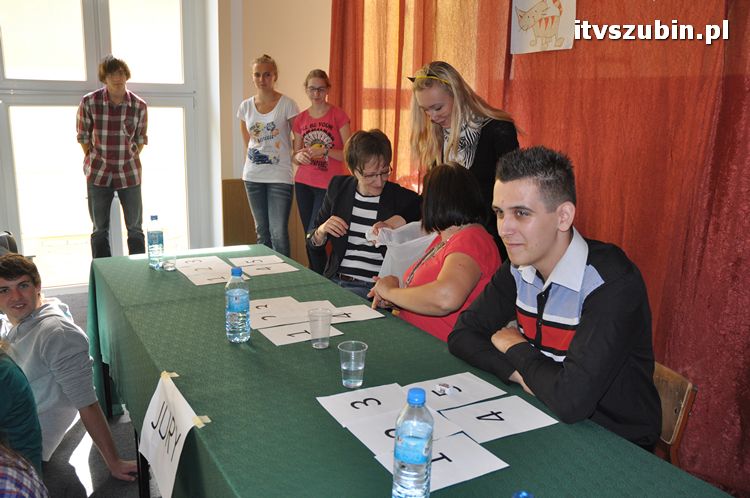 Otrzęsiny klas pierwszych w szubińskim liceum