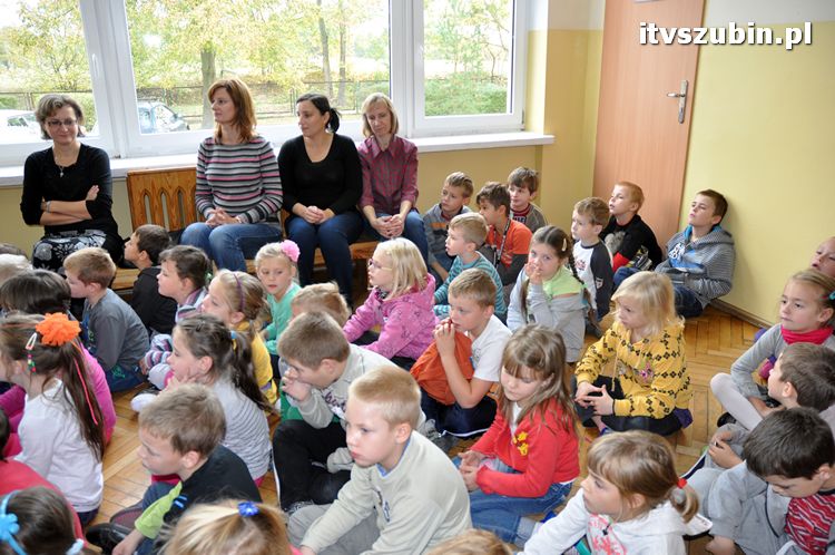 WORD przekazał 150 kamizelek dla dzieci z szubińskiej dwójki
