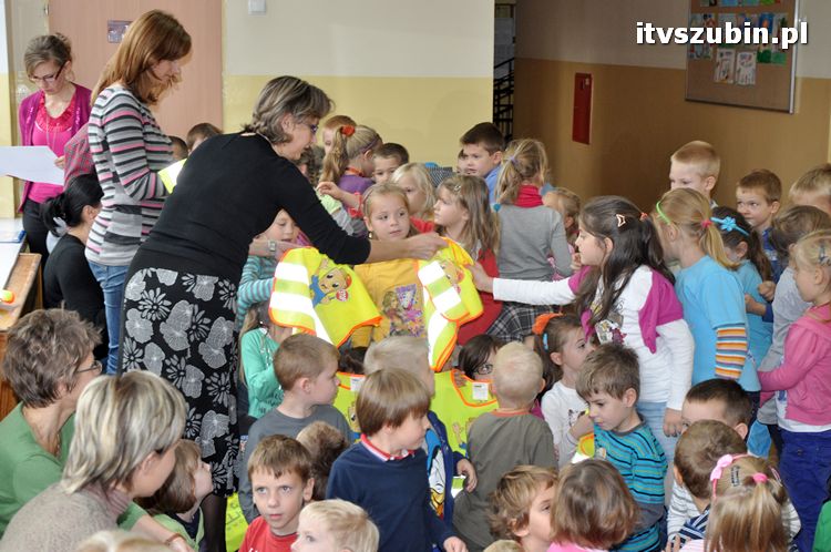 WORD przekazał 150 kamizelek dla dzieci z szubińskiej dwójki