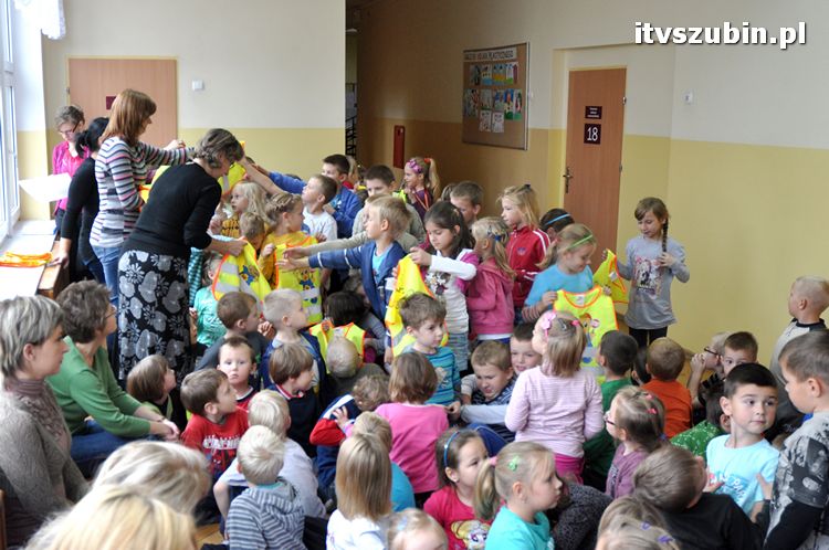 WORD przekazał 150 kamizelek dla dzieci z szubińskiej dwójki