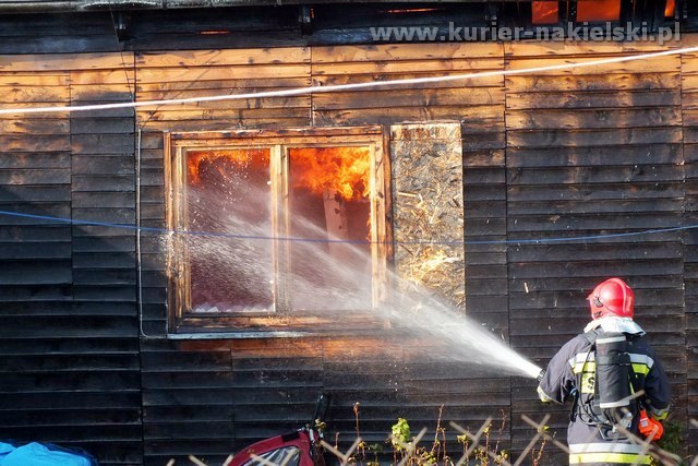 Bardzo groźny pożar w Mroczy, osiem rodzin bez dachu nad głową
