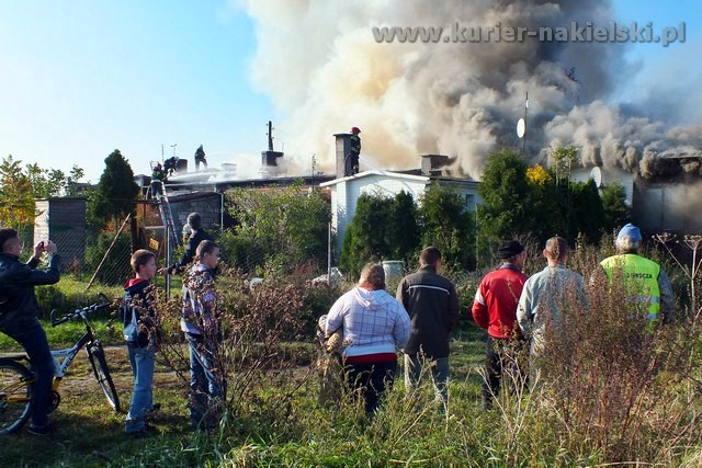 Bardzo groźny pożar w Mroczy, osiem rodzin bez dachu nad głową