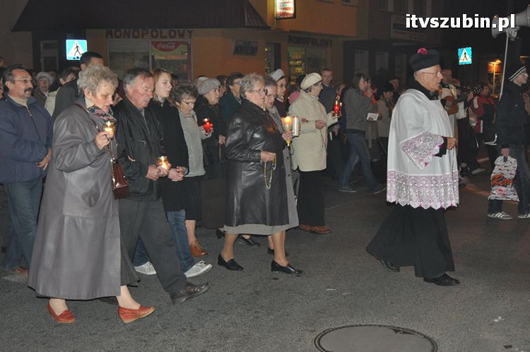 Procesja różańcowa ulicami miasta