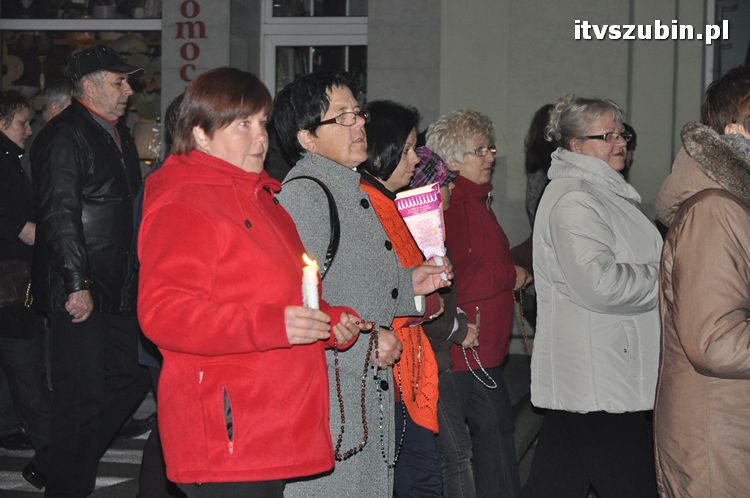 Procesja różańcowa ulicami miasta