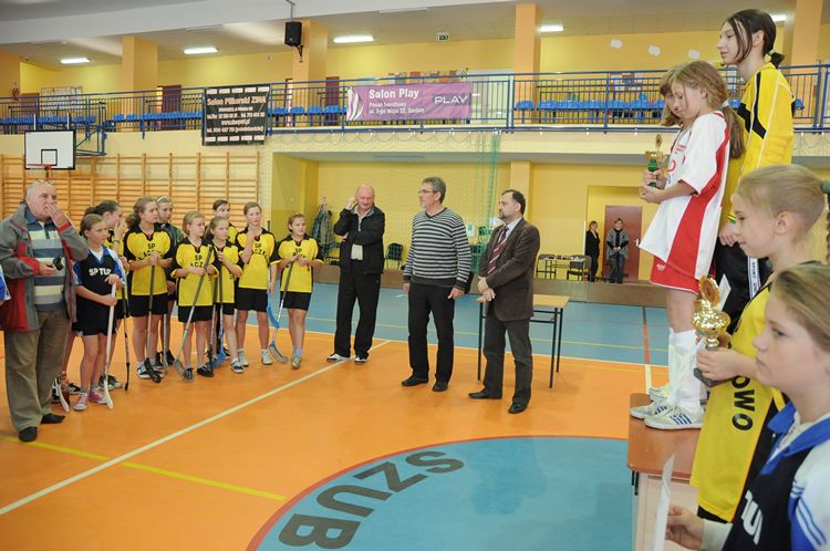Ponownie dziewczęta z SP Królikowa najlepsze w powiecie w Unihokeju