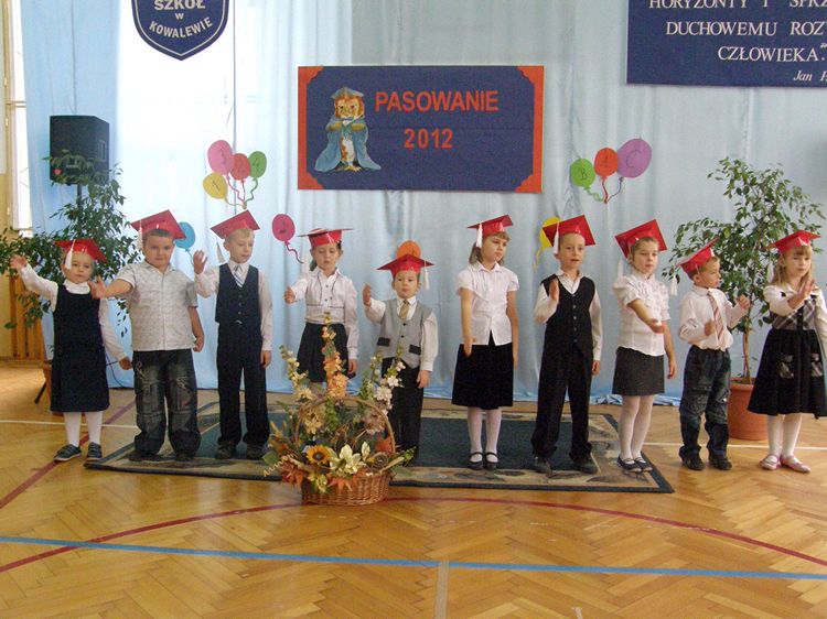 Pasowanie pierwszaków w ZS w Kowalewie