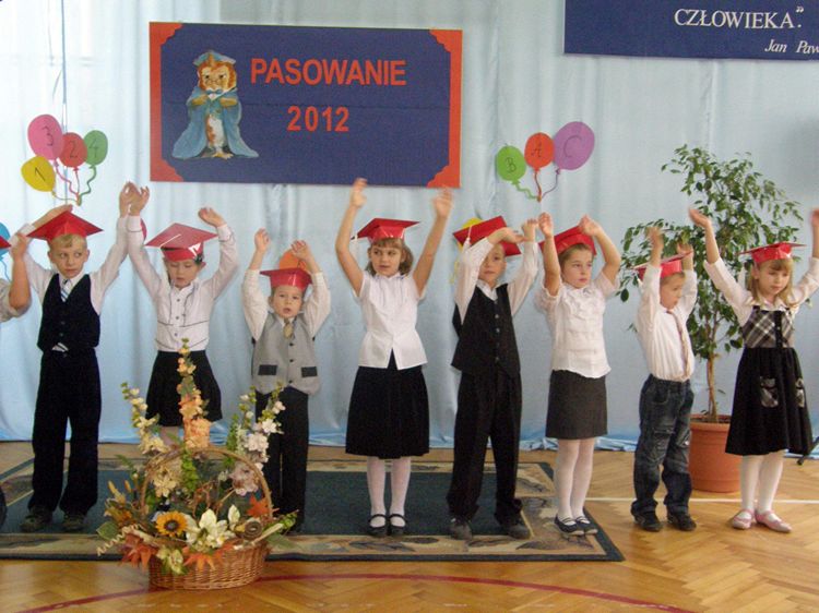 Pasowanie pierwszaków w ZS w Kowalewie