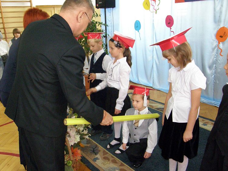 Pasowanie pierwszaków w ZS w Kowalewie