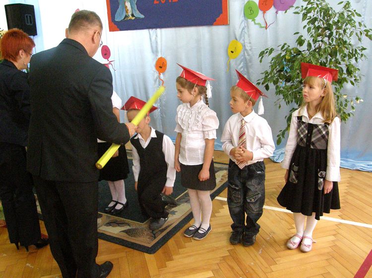 Pasowanie pierwszaków w ZS w Kowalewie