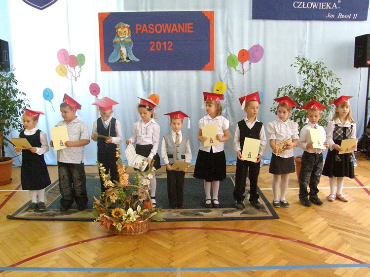 Pasowanie pierwszaków w ZS w Kowalewie