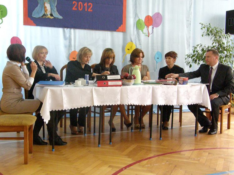 Pasowanie pierwszaków w ZS w Kowalewie