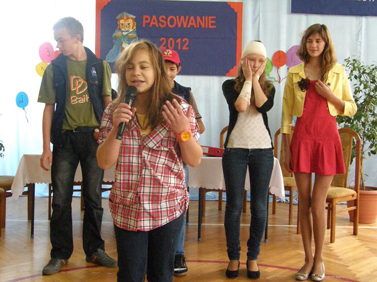 Pasowanie pierwszaków w ZS w Kowalewie