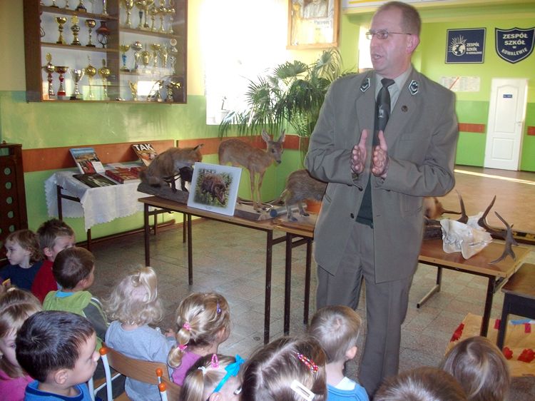 Spotkanie z leśnikiem w Zespole Szkół w Kowalewie