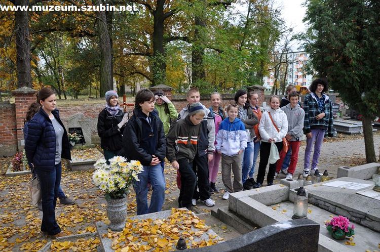Uczniowie z jedynki szlakiem pamięci