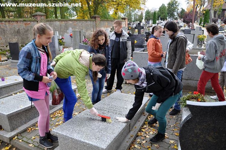 Uczniowie z jedynki szlakiem pamięci