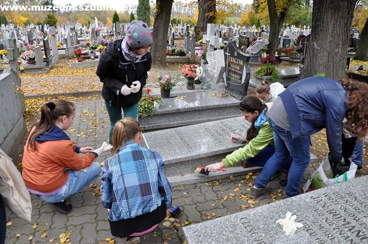 Uczniowie z jedynki szlakiem pamięci