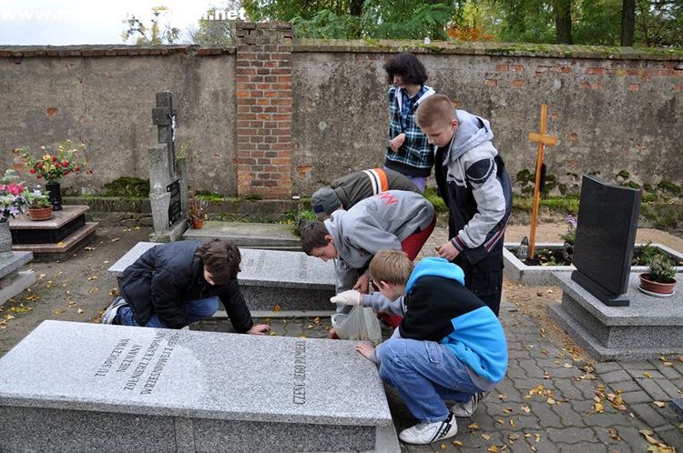 Uczniowie z jedynki szlakiem pamięci