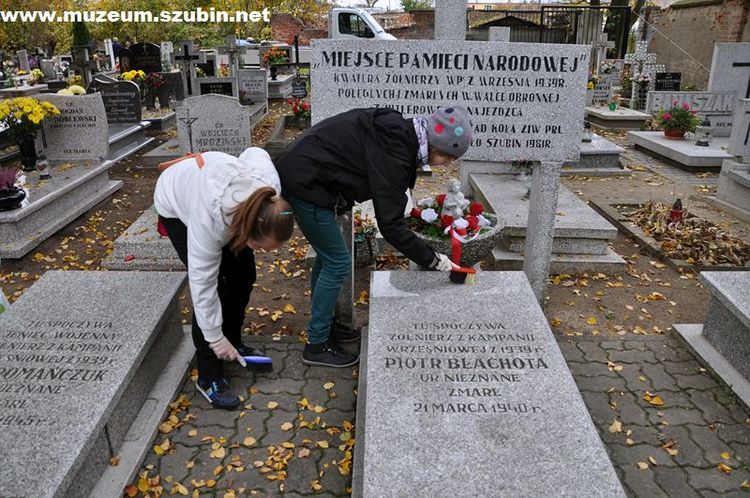 Uczniowie z jedynki szlakiem pamięci