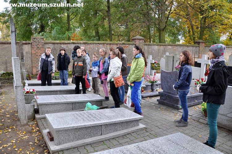 Uczniowie z jedynki szlakiem pamięci