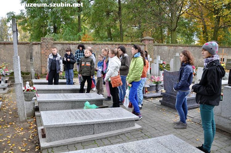 Uczniowie z jedynki szlakiem pamięci