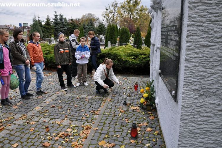 Uczniowie z jedynki szlakiem pamięci